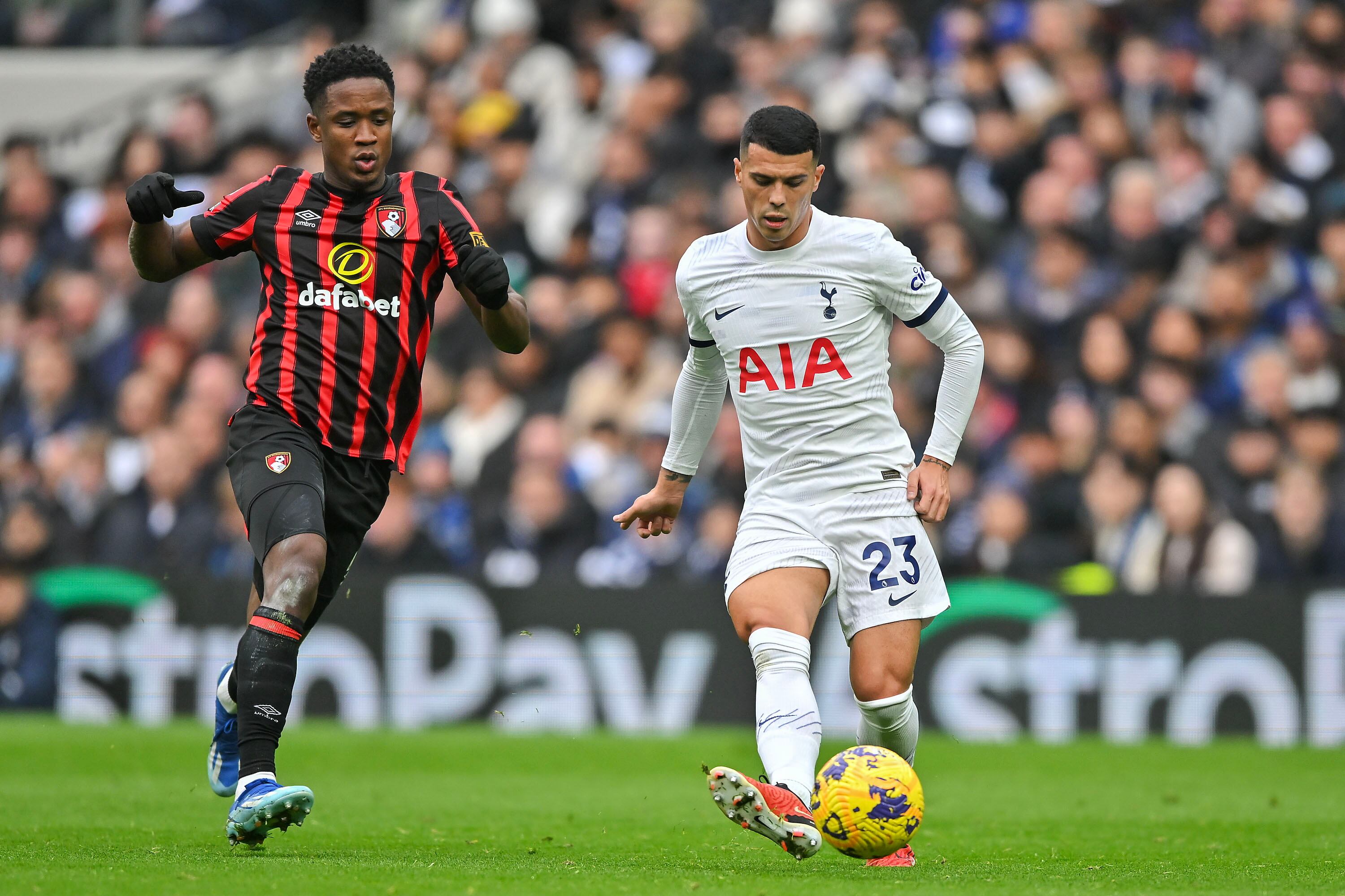 London (United Kingdom), 31/12/2023.- Luis Sinisterra of Bournemouth (L) and Pedro Porro of Tottenham Hotspur (R) in action during the English Premier League soccer match between Tottenham Hotspur vs AFC Bournemouth, in London, Britain, 31 December 2023. (Reino Unido, Londres) EFE/EPA/VINCE MIGNOTT EDITORIAL USE ONLY. No use with unauthorized audio, video, data, fixture lists, club/league logos, 'live' services or NFTs. Online in-match use limited to 120 images, no video emulation. No use in betting, games or single club/league/player publications.