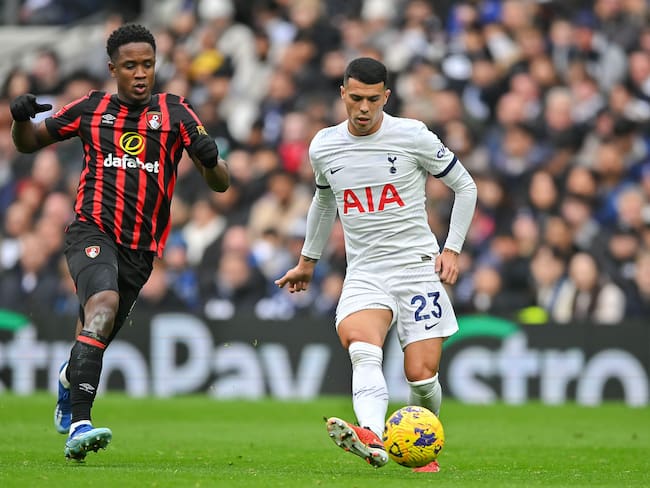 London (United Kingdom), 31/12/2023.- Luis Sinisterra of Bournemouth (L) and Pedro Porro of Tottenham Hotspur (R) in action during the English Premier League soccer match between Tottenham Hotspur vs AFC Bournemouth, in London, Britain, 31 December 2023. (Reino Unido, Londres) EFE/EPA/VINCE MIGNOTT EDITORIAL USE ONLY. No use with unauthorized audio, video, data, fixture lists, club/league logos, &#039;live&#039; services or NFTs. Online in-match use limited to 120 images, no video emulation. No use in betting, games or single club/league/player publications.