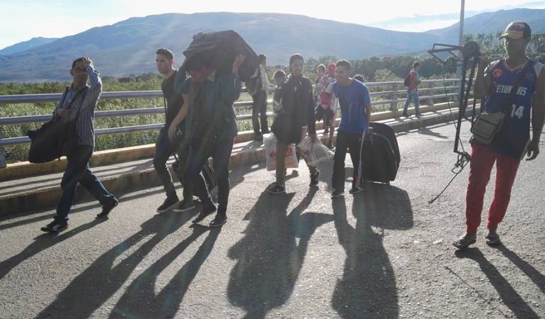 Venezolanos regresando por el puente internacional Simón Bolívar