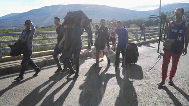 Venezolanos regresando por el puente internacional Simón Bolívar