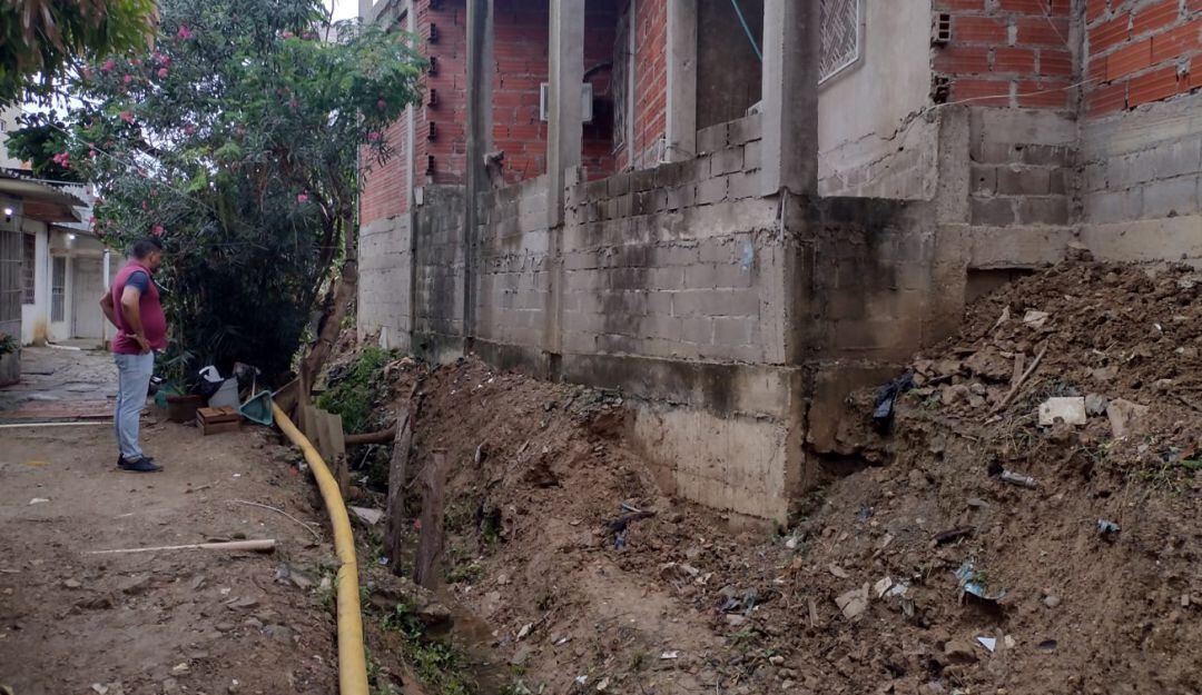 La comunidad denuncia que una obra ocupa irregularmente el terreno para drenajes