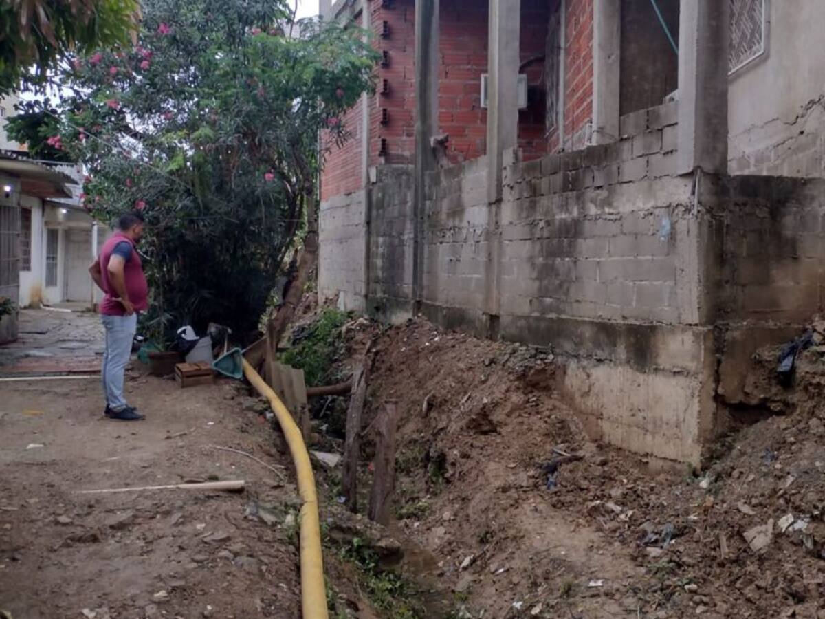 Construcción estaría reduciendo canal de aguas en Los Cerezos