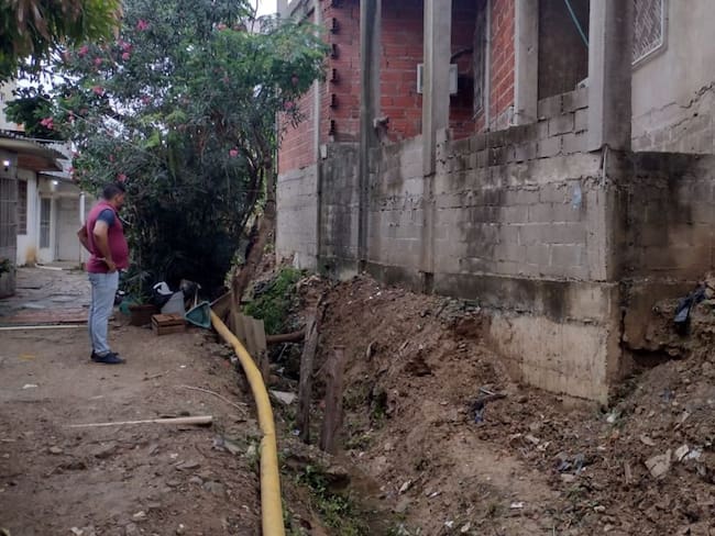 La comunidad denuncia que una obra ocupa irregularmente el terreno para drenajes