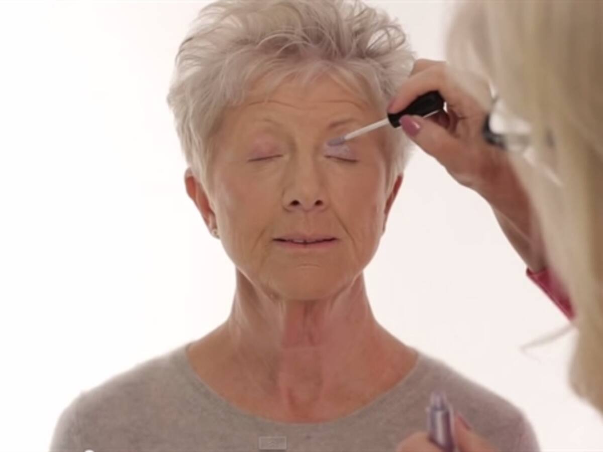 Videobloguera de 67 años es la 'gurú' del maquillaje en YouTube