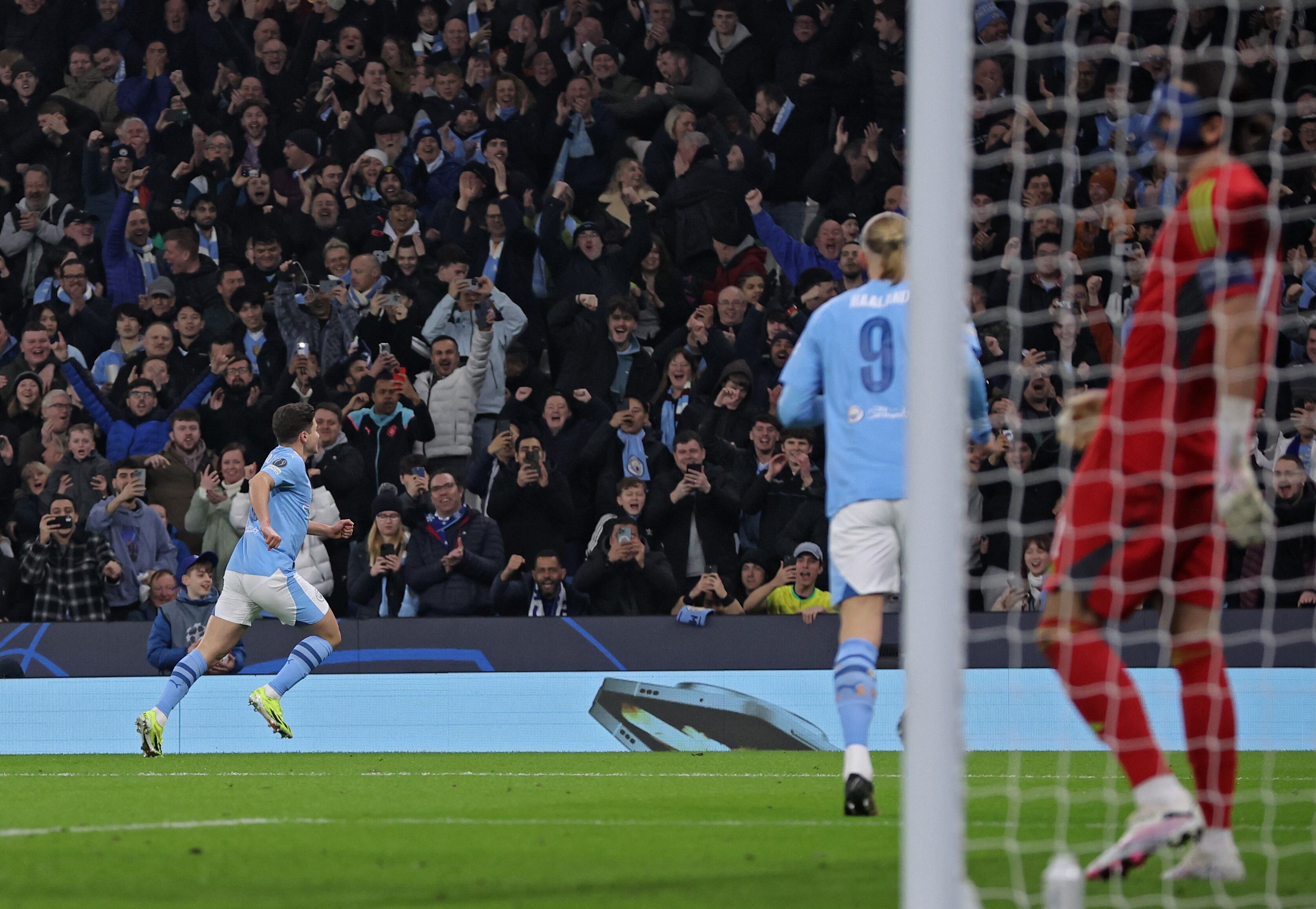 Manchester (United Kingdom), 06/03/2024.- Julian Alvarez of Manchester City (L) celebrates scoring the 2-0 goal during the UEFA Champions League Round of 16, 2nd leg soccer match Manchester City vs FC Copenhagen, in Manchester, Britain, 06 March 2024. (Liga de Campeones, Reino Unido, Copenhague) EFE/EPA/ADAM VAUGHAN