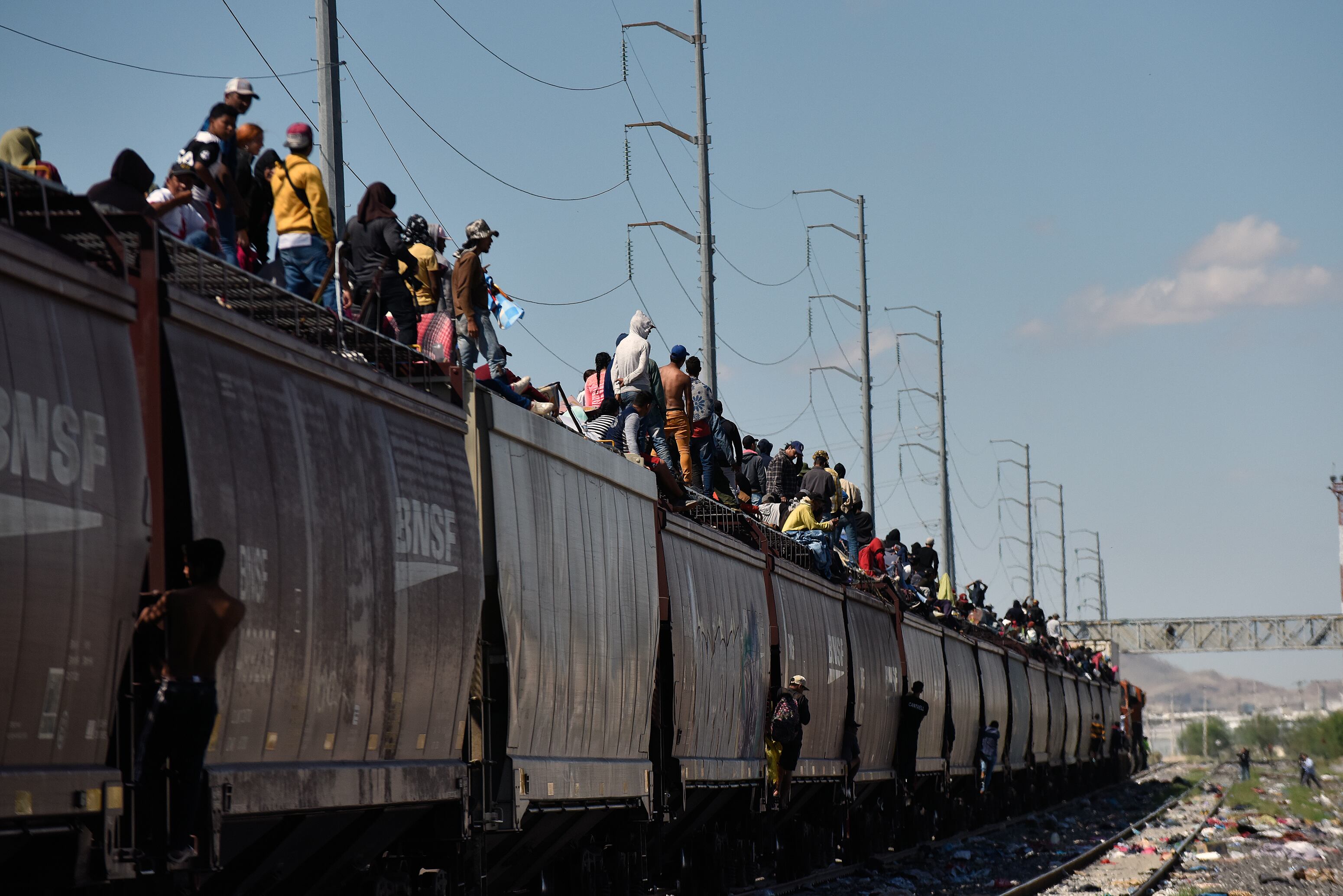 MEX7206. CIUDAD JUÁREZ (MEXICO), 03/10/2023.- Migrantes viajan hoy sobre el tren conocido como "La Bestia", cerca a Ciudad Juárez, estado de Chihuahua (México). El titular del Instituto Nacional de Migración (INM) de México, Francisco Garduño, descartó este martes que miles de migrantes sigan usando un tren de carga que prácticamente recorre el país para llegar a esta frontera. EFE/Luis Torres