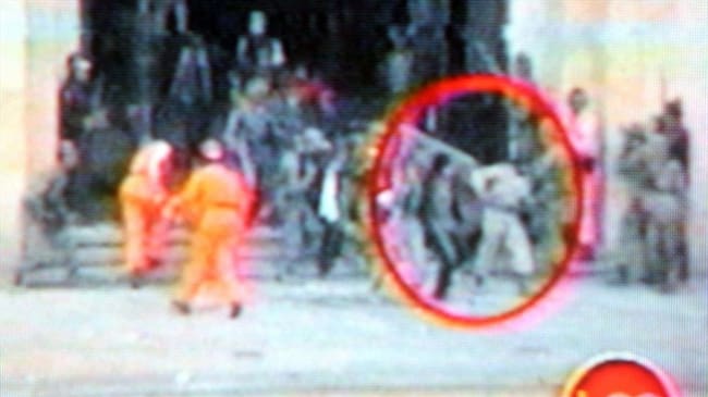 El magistrado Carlos Urán, en el círculo, habría salido vivo del Palacio de Justicia. Su cuerpo fue encontrado en las ruinas del edificio días después de la toma. Foto: Colprensa