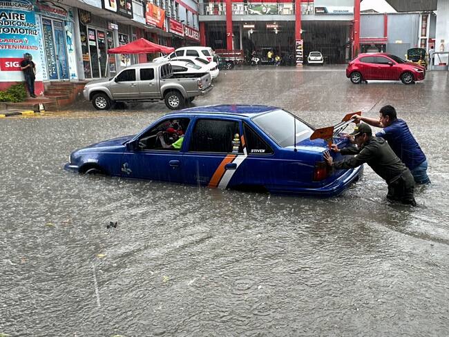 Así fue el rescate de un hombre atrapado en su carro en medio de una inundación