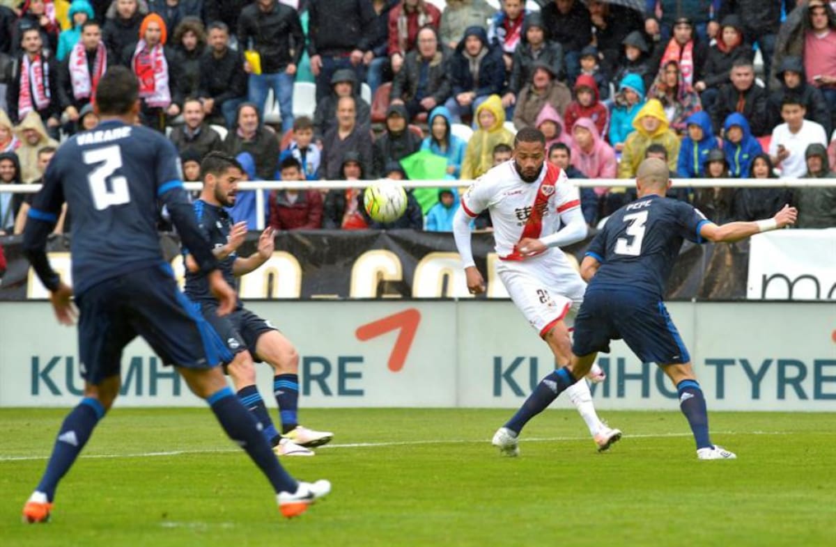  El delantero portugués del Rayo Vallecano Danilo Luiz da Silva "Bebe" (2d) con el balón ante la defensa del portugués del Real Madrid, Képler Laveran Lima Ferreira "Pepe" durante el partido correspondiente a la trigésimo quinta jornada de la Liga.