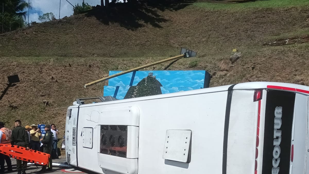 Doce heridos tras volcamiento de bus en Guatapé; entre ellos, turistas extranjeros