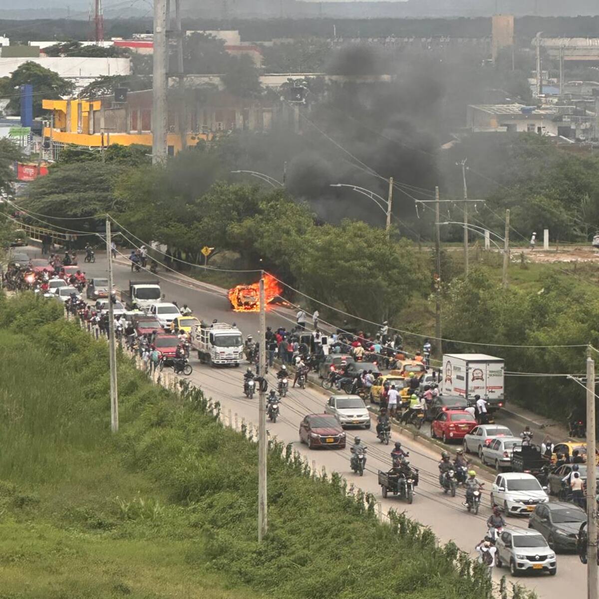 Caos vehicular en el sur de Cartagena por incendio de vehículo cerca de Villa Rosita