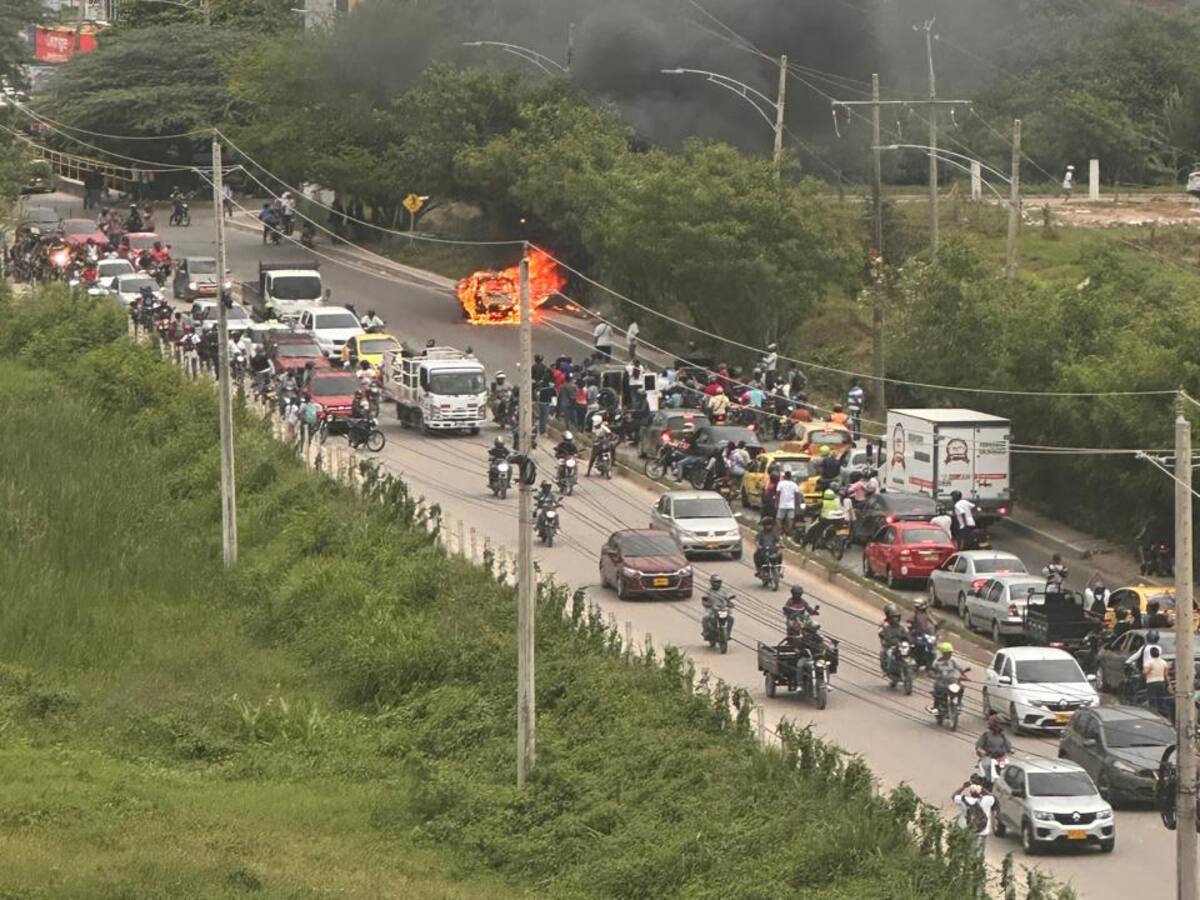 Caos vehicular en el sur de Cartagena por incendio de vehículo cerca de Villa Rosita