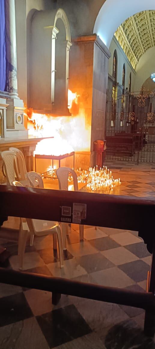 Incendio al interior de la  Catedral Basílica de Santa Marta/ Idinael Fernández