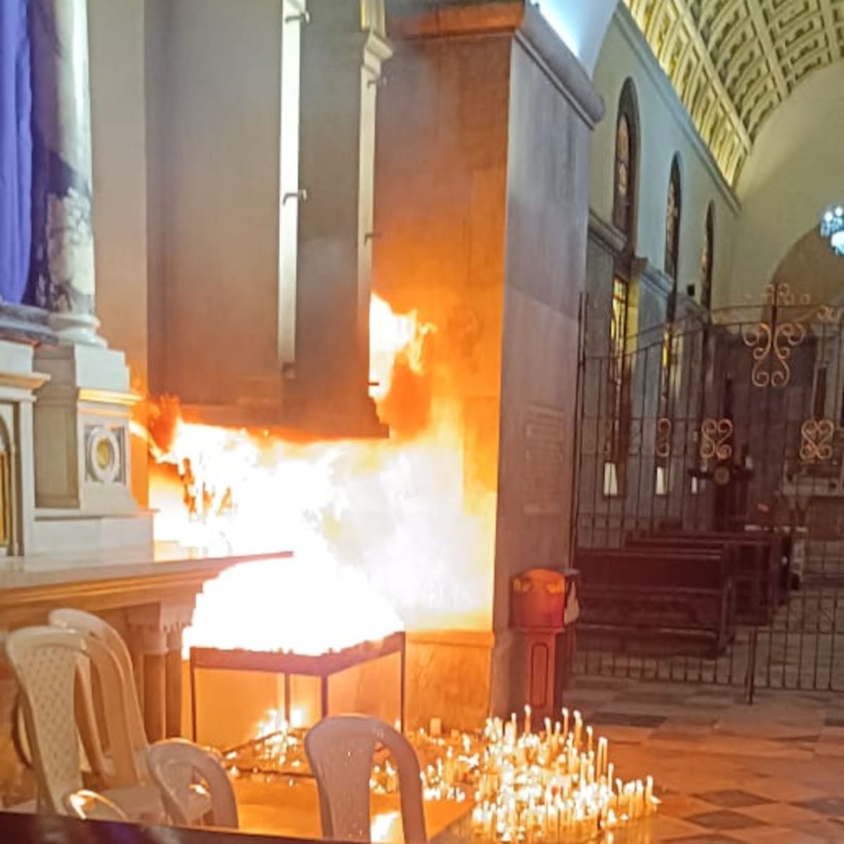 Incendio al interior de la Catedral Basílica de Santa Marta