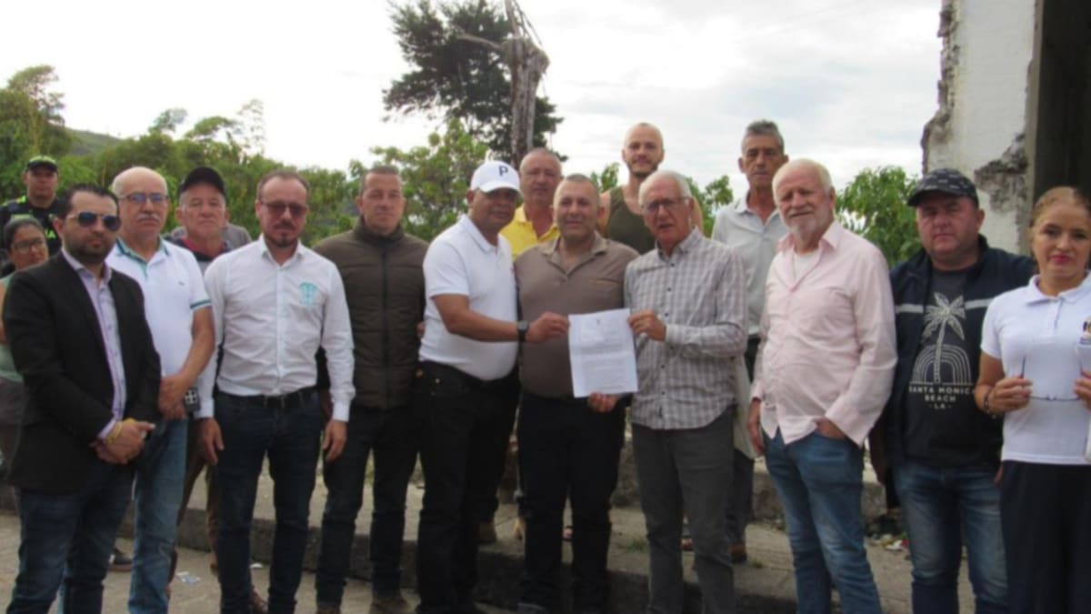 Ministro de Salud entrega formalmente recursos para construcción de centro de salud en Caldas