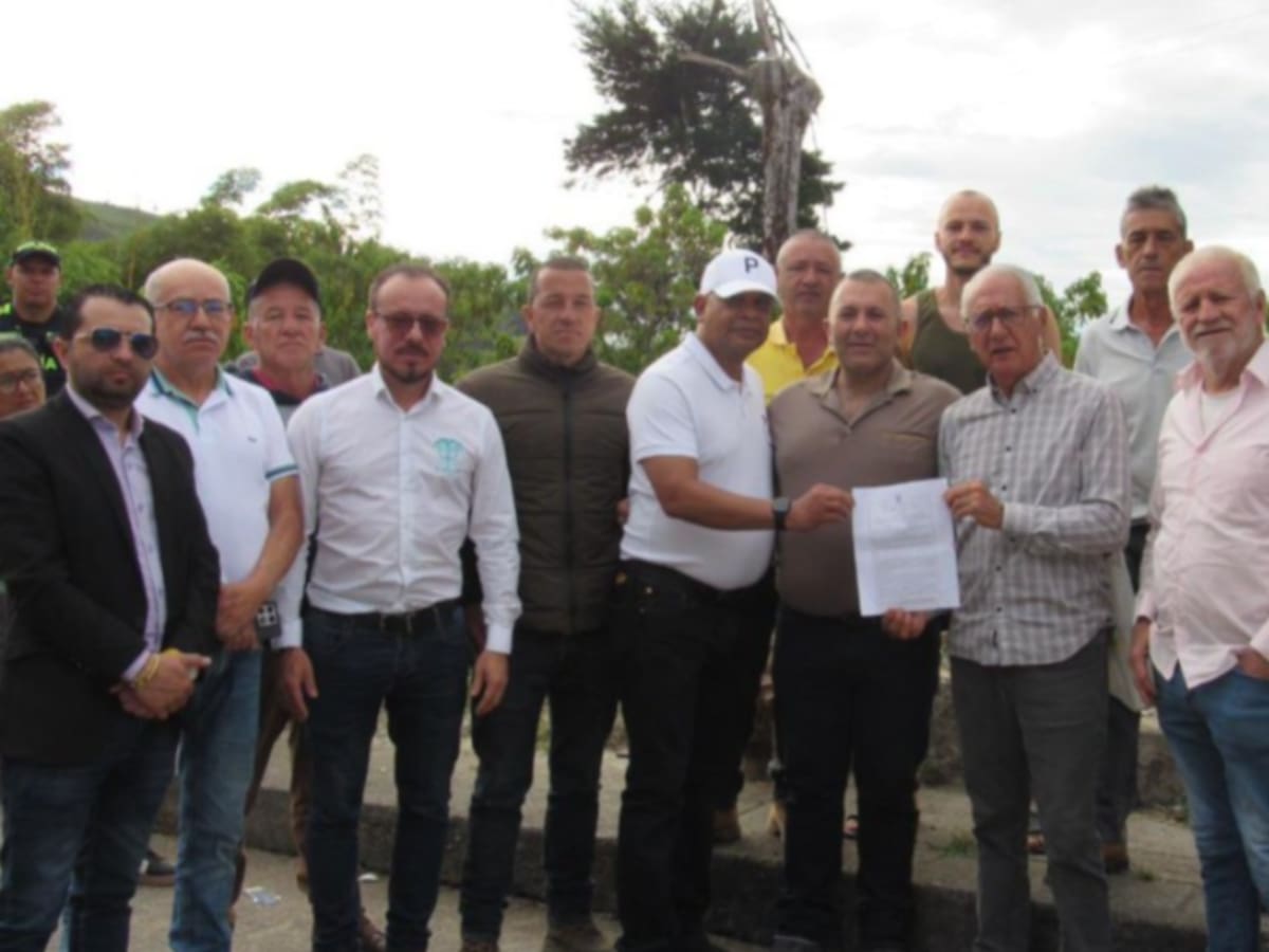 Ministro de Salud entrega formalmente recursos para construcción de centro de salud en Caldas
