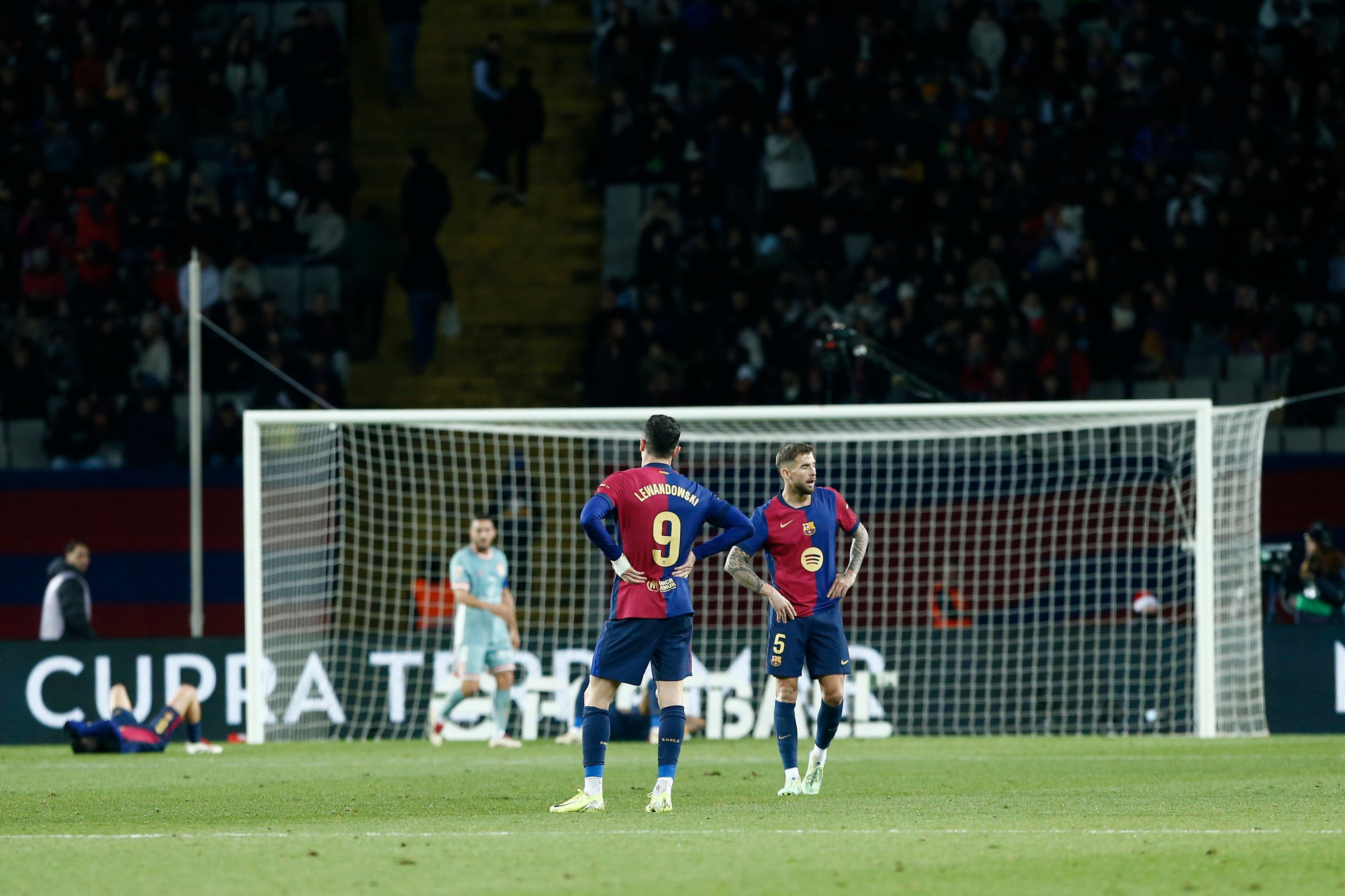 BARCELONA, 21/12/2024.- Los jugadores del FC Barceona durante el partido de la jornada 18 de LaLiga entre el FC Barcelona y el Atlético de Madrid, este sábado en el estadio olímpico Lluis Companys. EFE/Quique García