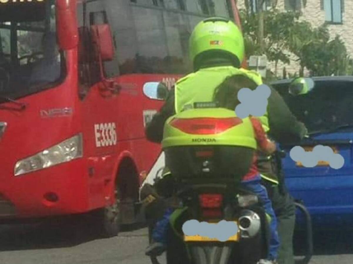 Investigan a policía en Manizales por llevar menor de edad en moto oficial