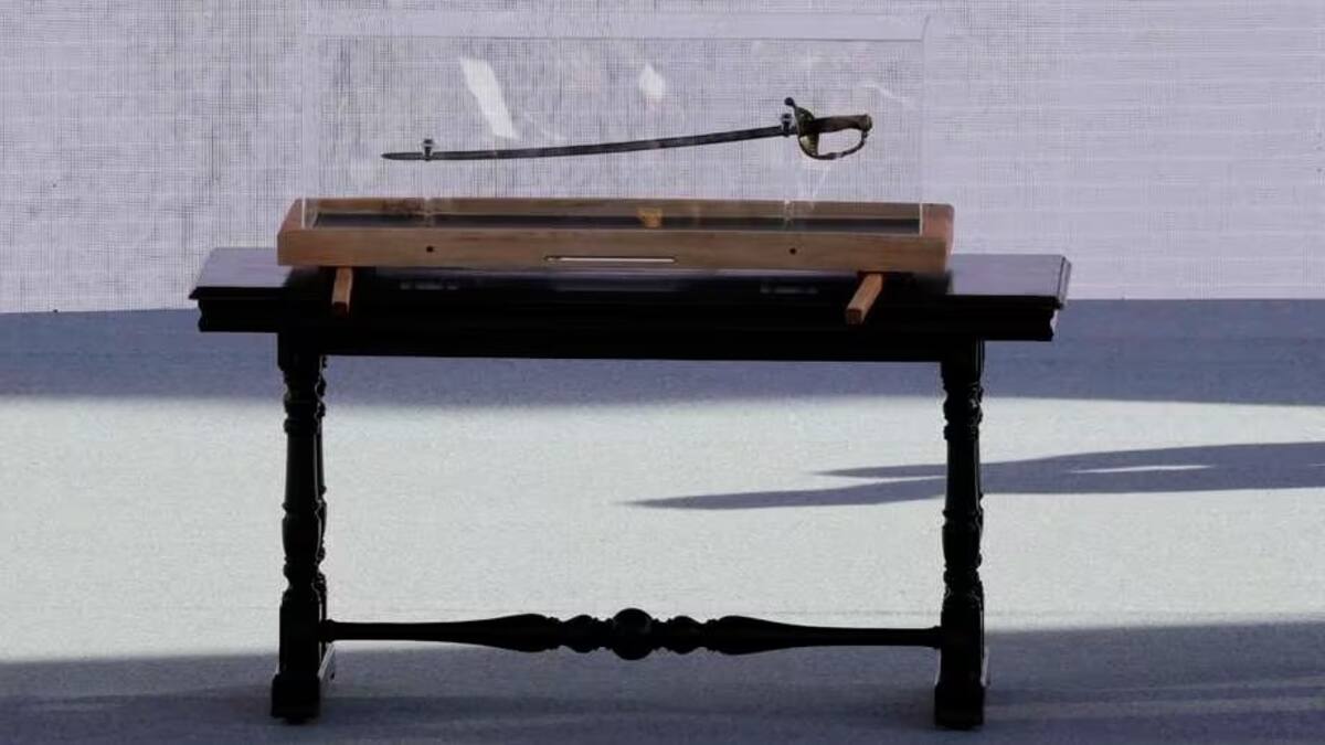 Critican conmemoración a robo de espada de Bolívar: "quieren reescribir la historia"