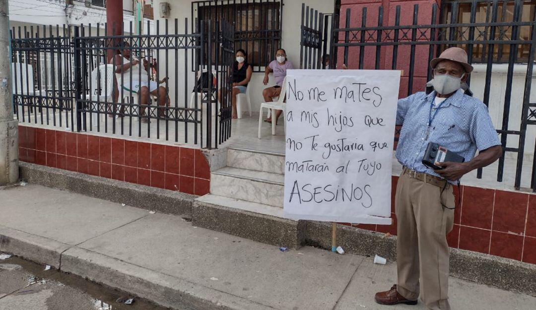 En la calle Santander del barrio San Fernando exigen resultados tras la muerte de Nathalie Palacio