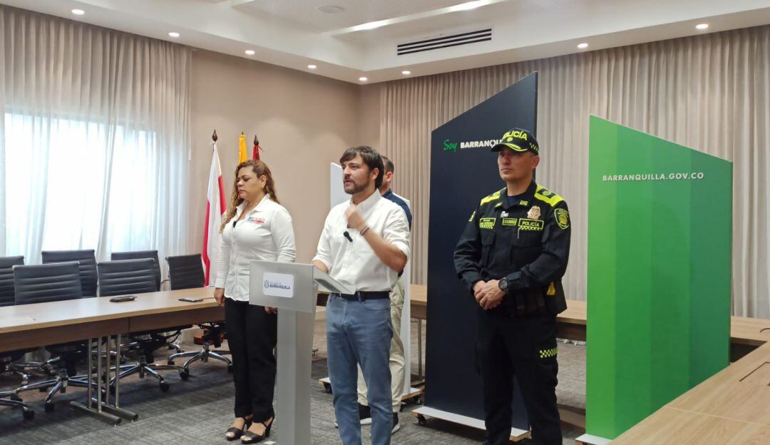Alcalde Jaime Pumarejo, la directora de Fiscalía Atlántico, Diana Núñez y el coronel Jhon Sepúlveda, subcomandante de la Policía Metropolitana