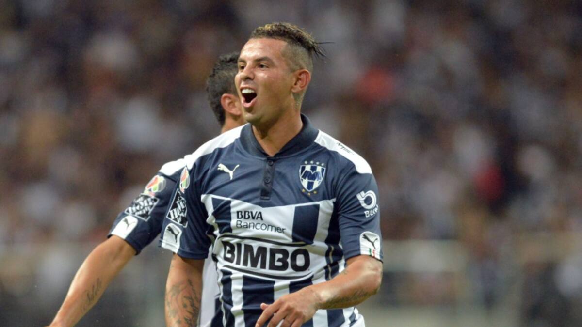 Edwin Cardona anota de penalti en el empate del Monterrey