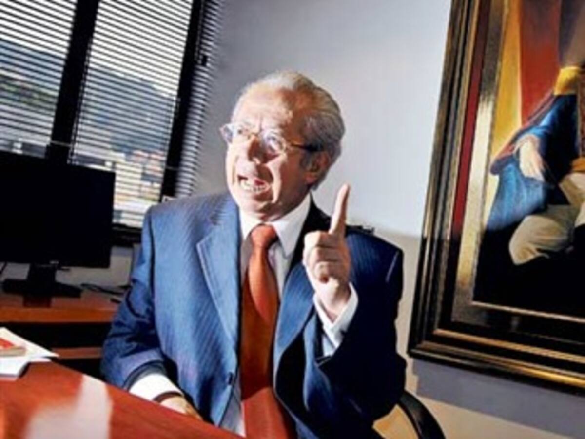 Si Uribe no anuncia hoy su aspiración a un tercer mandato, su eventual candidatura sería ilegítima