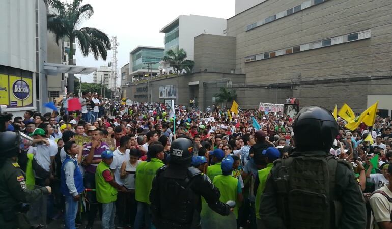 Manifestantes durante la visita de Gustavo Petro a Cúcuta