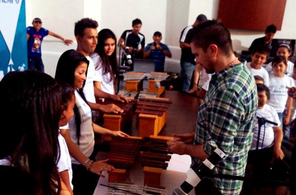 Juanes también se le midió a tocar la marimba, bajo la asesoría de los niños de Batuta y Mochila Cantora.