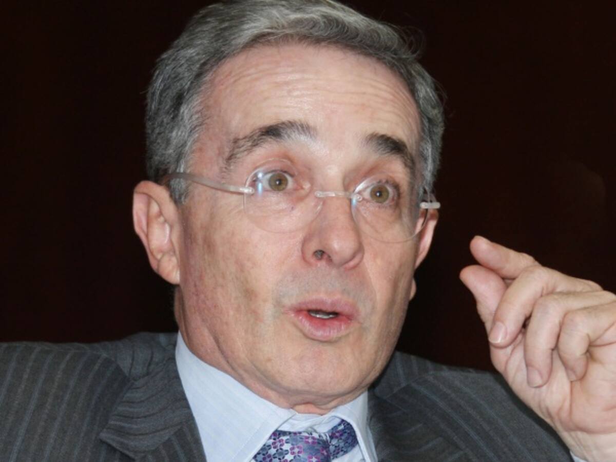 Reacciones políticas ante anuncio de la renuncia e investigación a Uribe