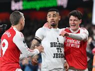 Gabriel Jesus festeja su gol ante el Aston Villa. (Photo by Stuart MacFarlane/Arsenal FC via Getty Images)