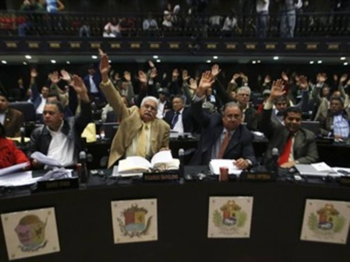 Chávez: 'revolucionarios están obligados a ganar mayoría del Parlamento'.