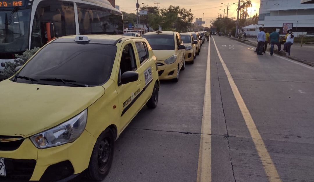 Un grupo numeroso de conductores ocupó el carril solo bus en el sector de la Bomba del Amparo