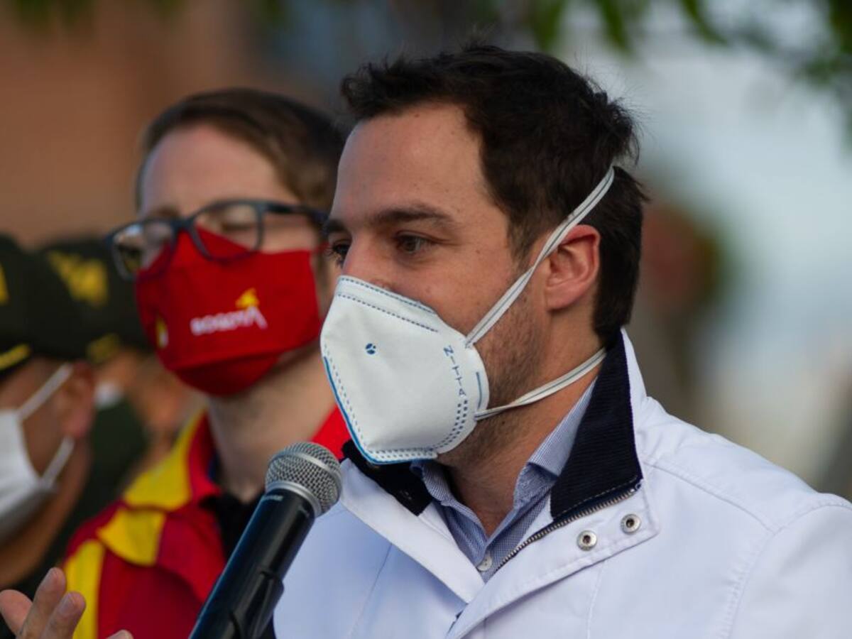 Fiscalía abre investigación contra secretario Luis Ernesto Gómez