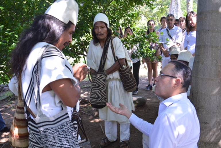 El Presidente del Senado, Efraín Cepeda, en reunión con indígenas de la Sierra Nevada de Santa Marta. /FOTO CONGRESO