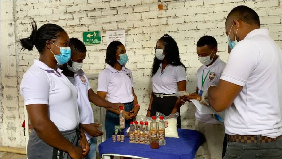 Jóvenes de Tumaco procesan los cocos que producen sus padres