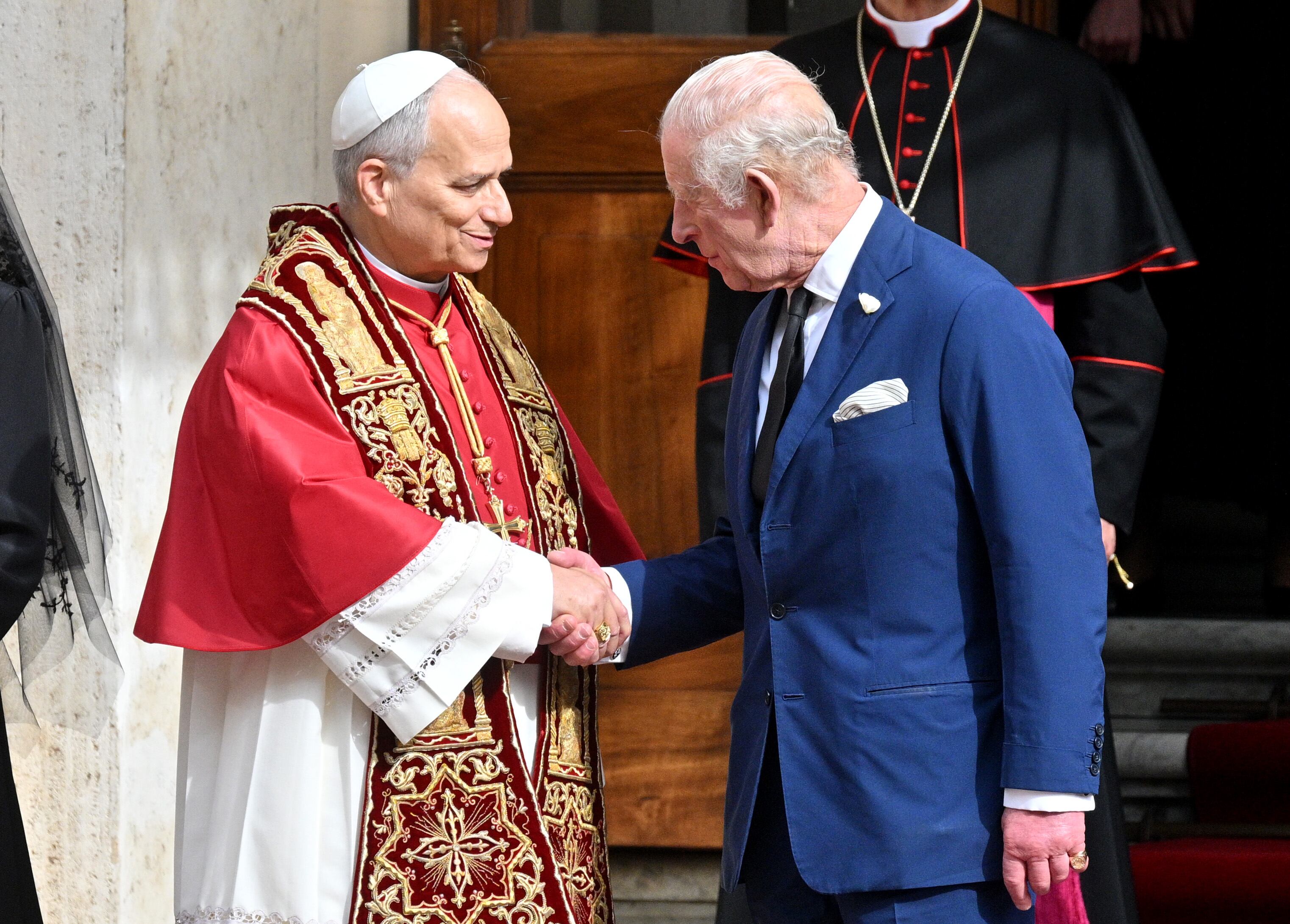 El Rey Carlos III es el primer líder de la iglesia anglicana en orar públicamente con el Papa católico en 500 años.
(Foto: Samir Hussein/WireImage)