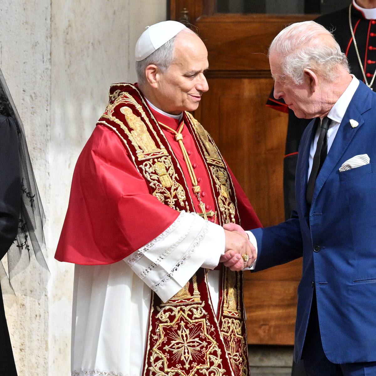 Rey Carlos III es el primer líder de la iglesia anglicana en orar públicamente con el Papa católico