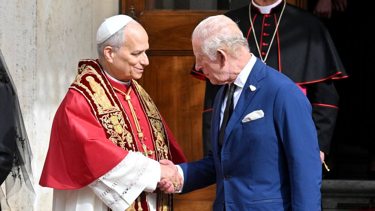 Rey Carlos III es el primer líder de la iglesia anglicana en orar públicamente con el Papa católico