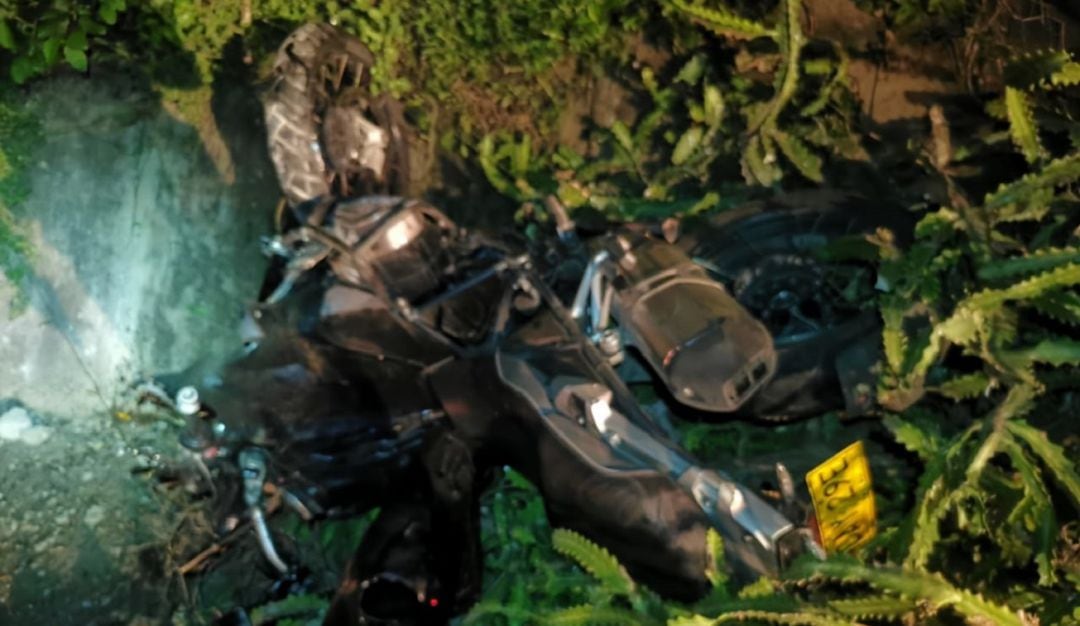 La principal hipótesis señala que las víctimas se movilizaban en una motocicleta y chocaron con un caballo que apareció en la carretera