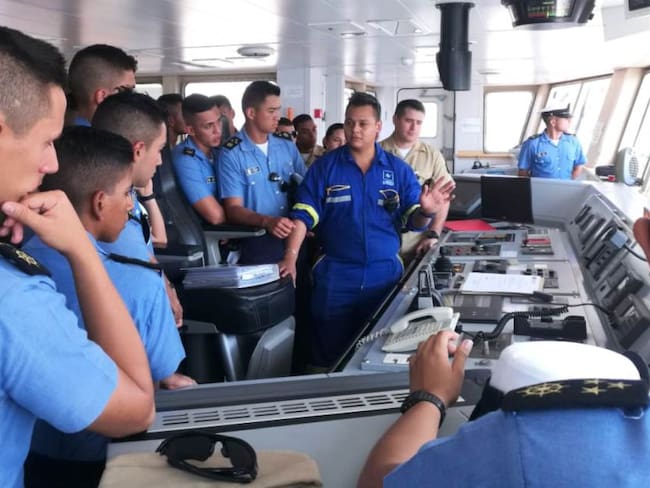 Pilotines realizan visita profesional a buque mercante en Cartagena