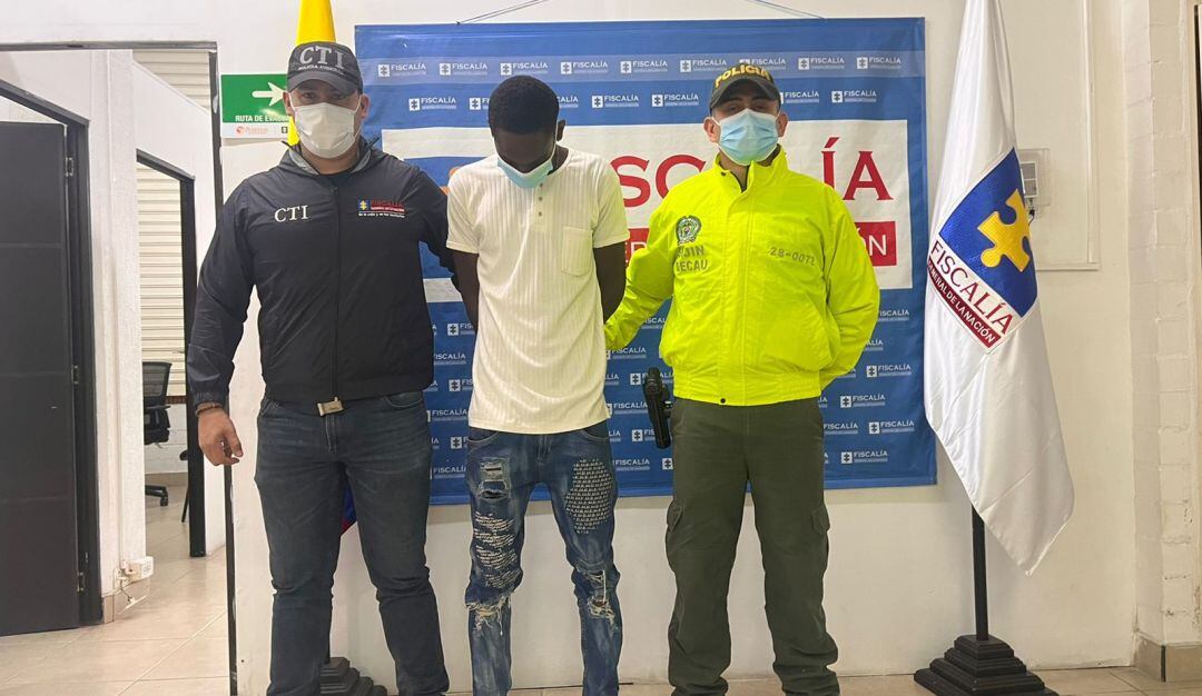 Alias ‘Alex’ y alias ‘El Mono’ fueron presentados ante la justicia por el crimen del patrullero Mario Fernando Guerrero Basante, ocurrido el pasado 31 de julio en Villa Rica, Cauca. 