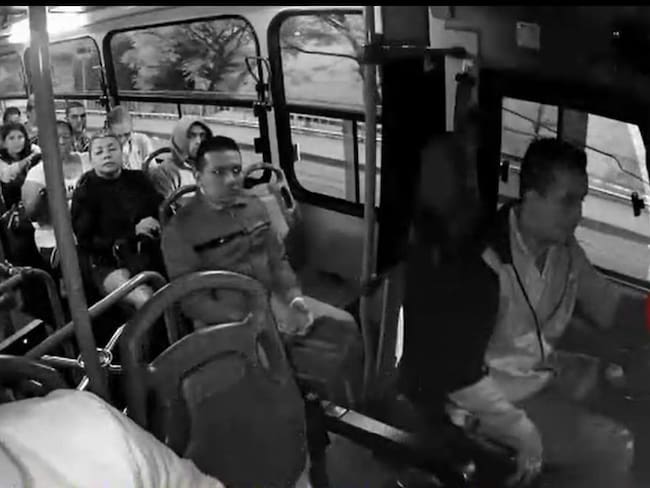 A luz del día, atracan a pasajeros de un bus de Santa Elena