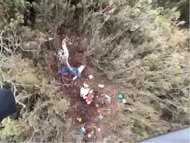 Extracción cuerpos de la zona de impacto de la avioneta- foto FAC CACOM5