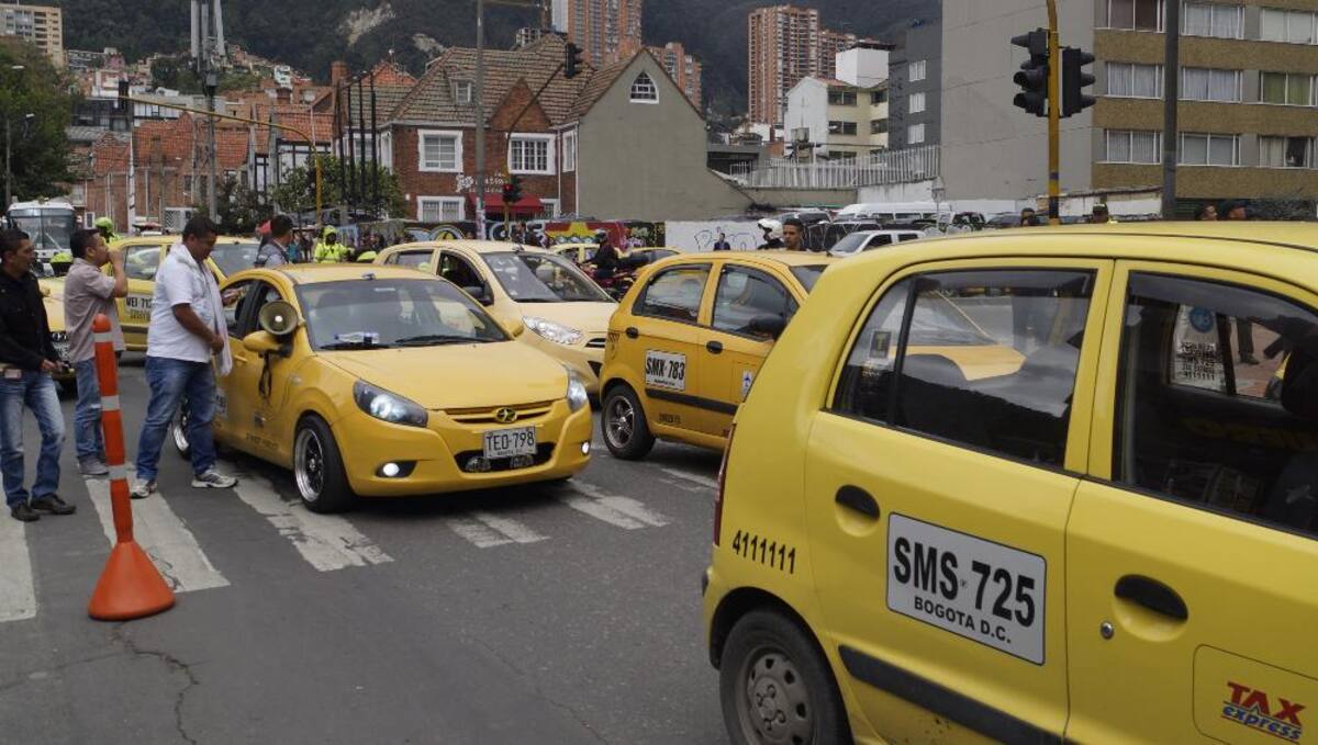 Cerca de 200 taxistas realizan esta protesta causando problemas de movilidad por la carrera séptima.