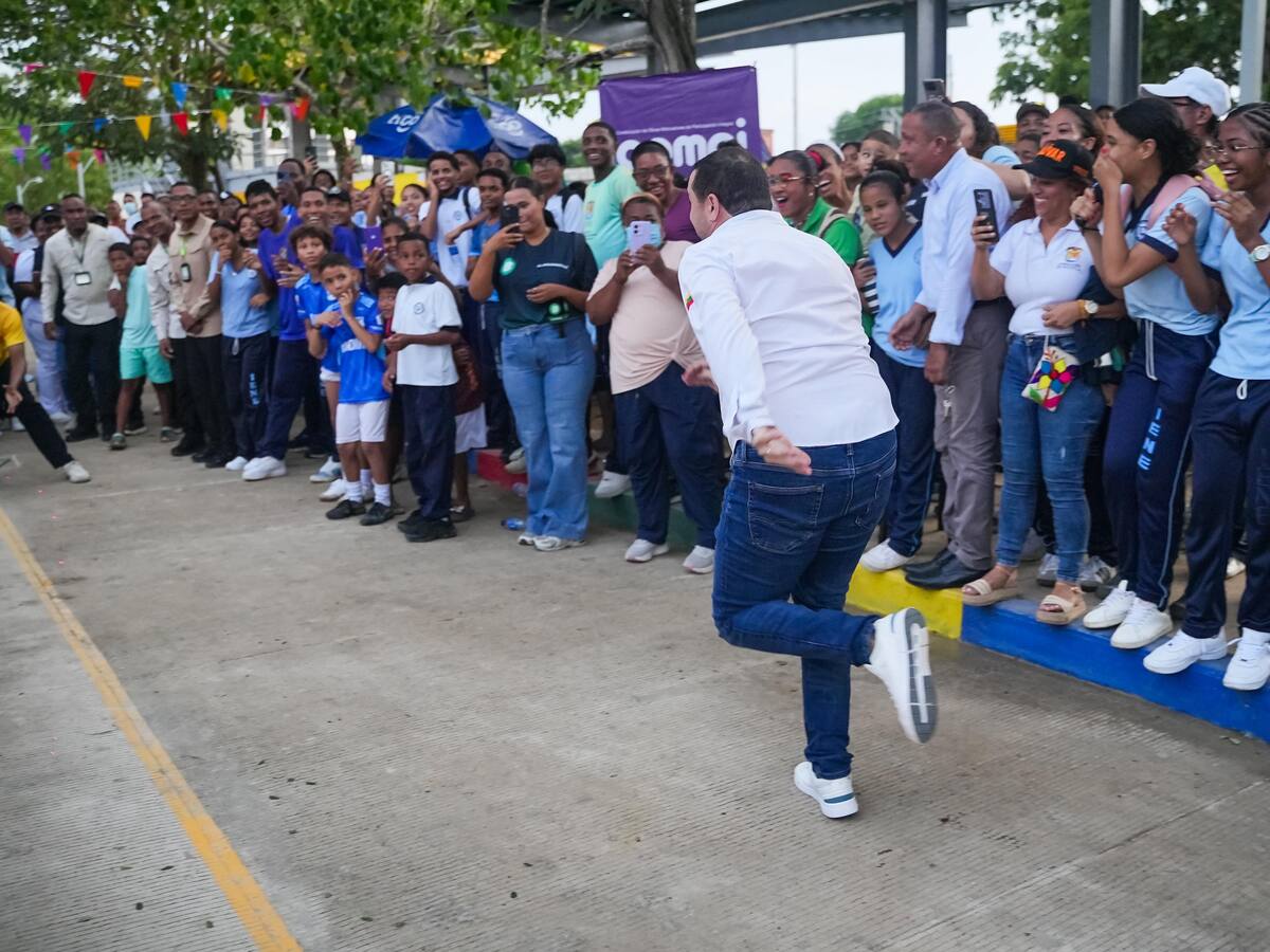 Gobernador Yamil Arana entregó calles pavimentadas en barrio El Pozón de Cartagena