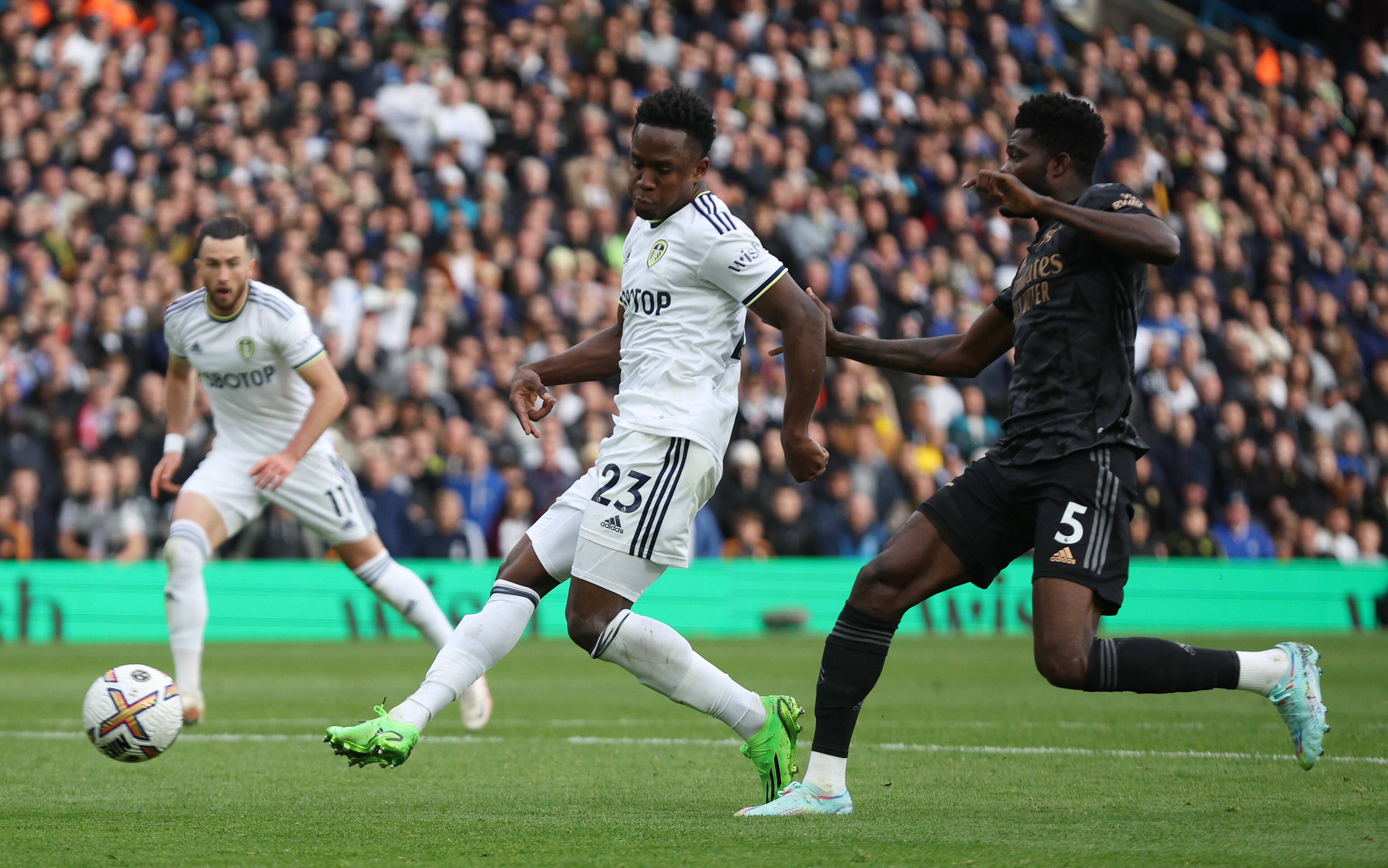 LEEDS, ENGLAND - OCTOBER 16: Luis Sinisterra of Leeds United shoots under pressure from Thomas Partey of Arsenal during the Premier League match between Leeds United and Arsenal FC at Elland Road on October 16, 2022 in Leeds, England. (Photo by Eddie Keogh/Getty Images)