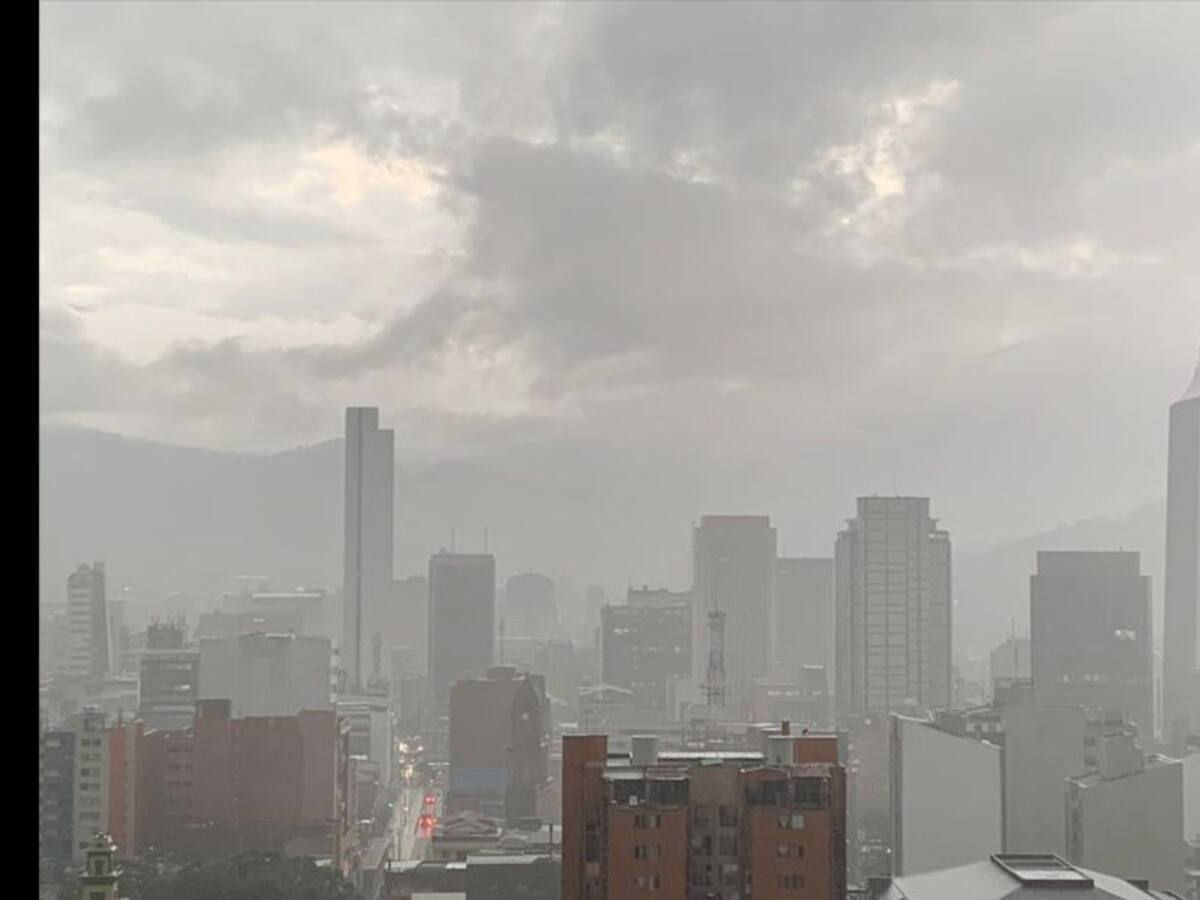 Un muerto y tres heridos deja temporal en Medellín