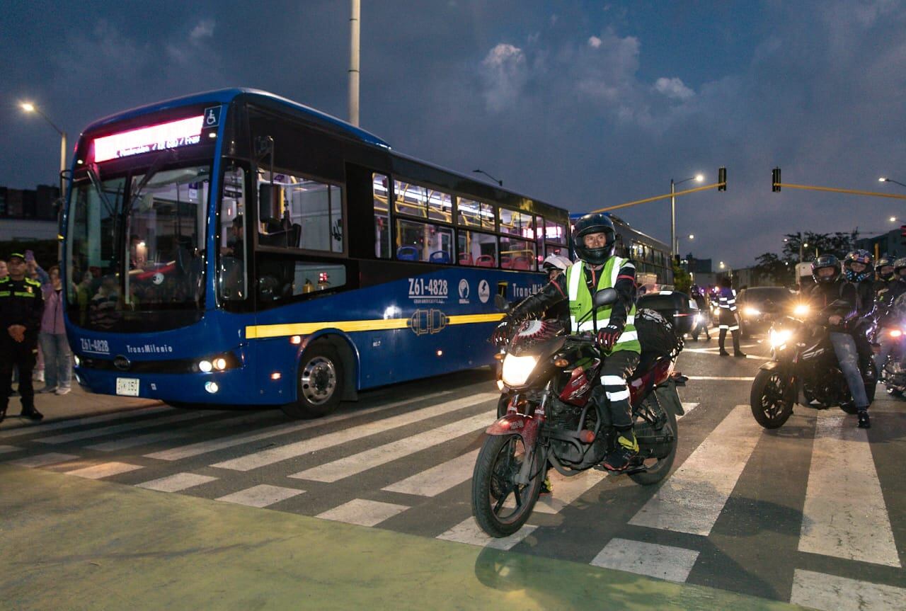 Abren paso en todo el corredor de la Avenida Guayacanes.