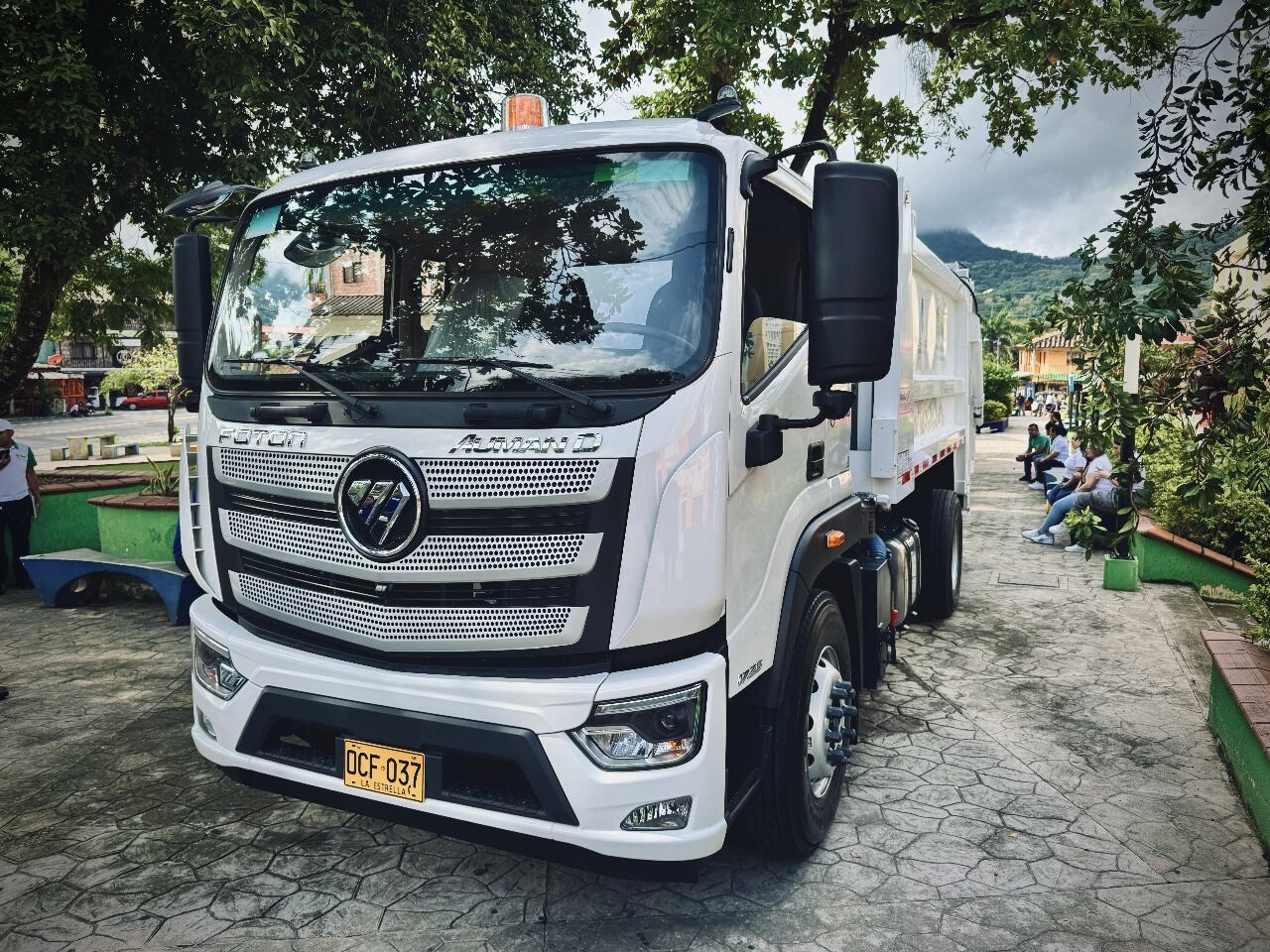 Vehículos compactadores de residuos sólidos. Foto: Gobernación de Antioquia.